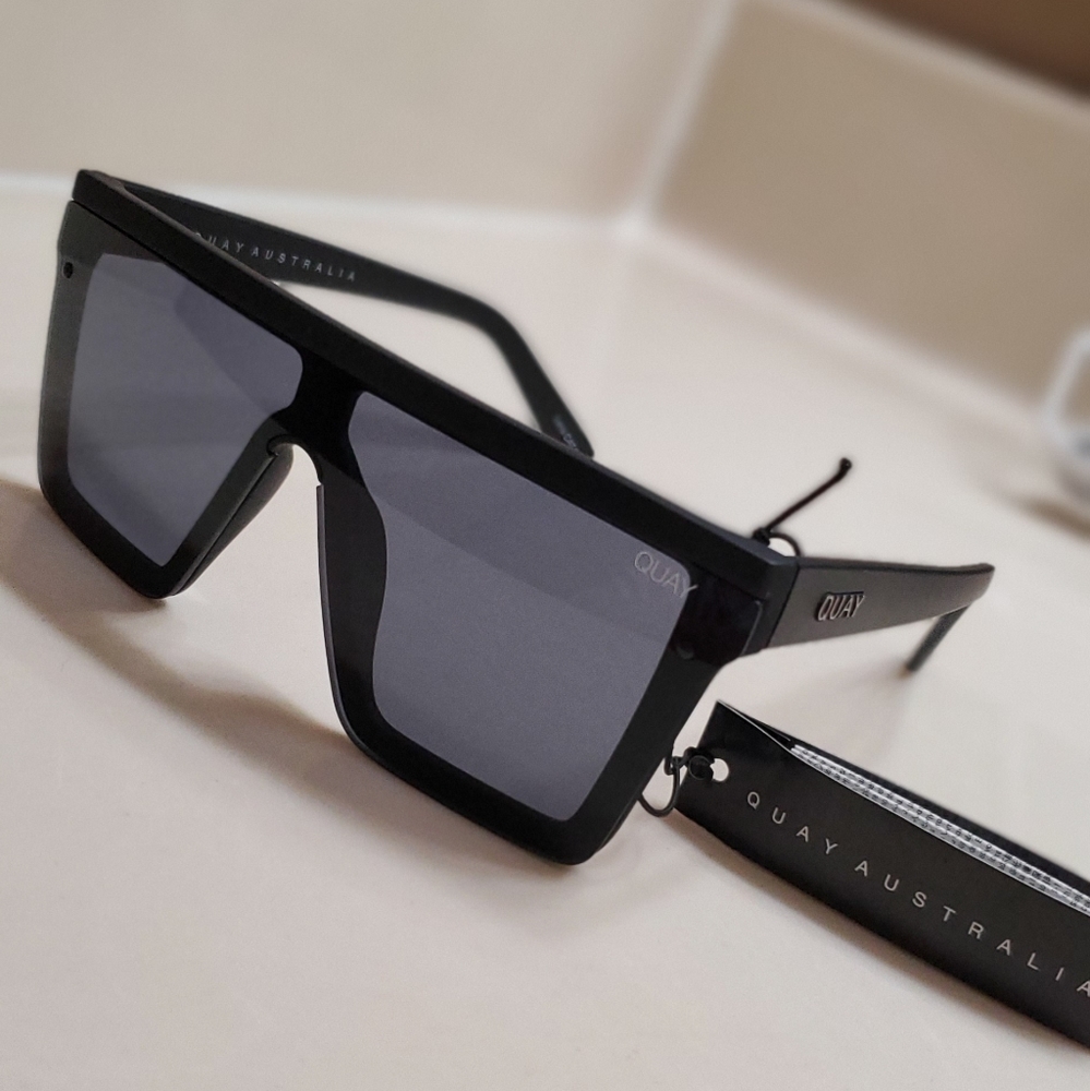*NWT* Quay Hindsight Sunnies